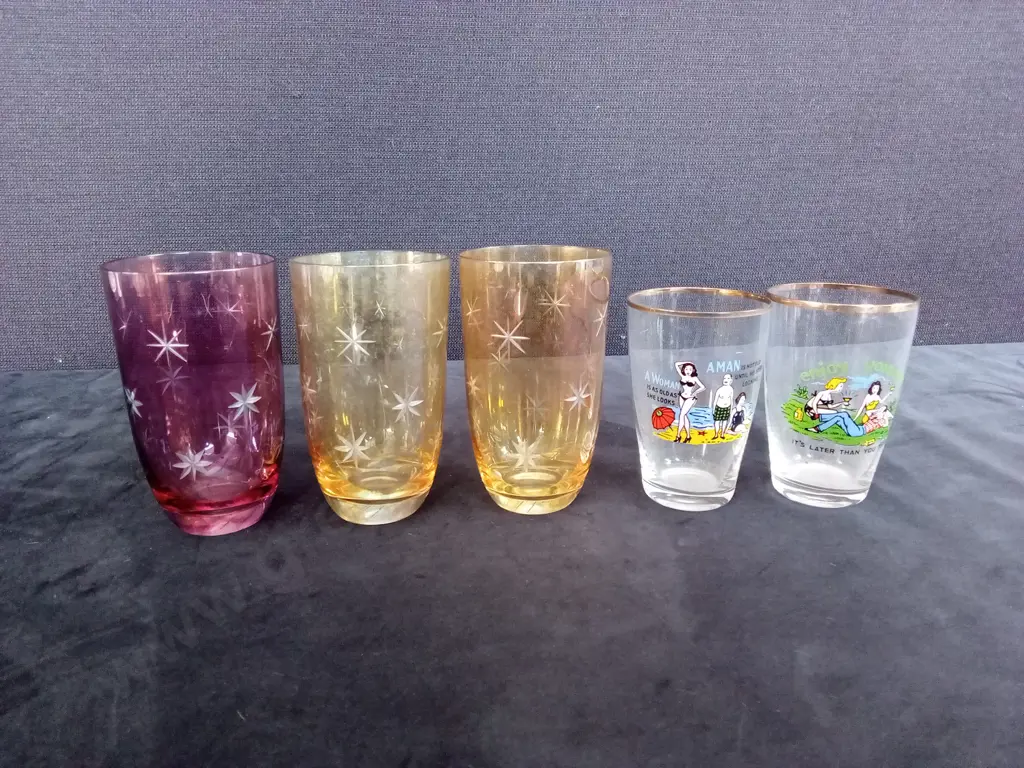 3 VINTAGE STAR TUMBLERS AND 2 DRINKING GLASSES Image 1++