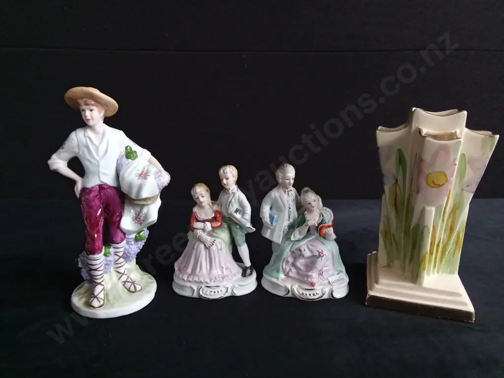 3 VINTAGE PORCELAIN FIGURES AND 1 VASE Image 1++