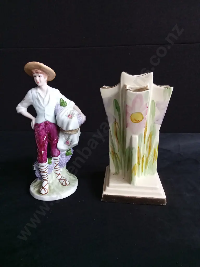 3 VINTAGE PORCELAIN FIGURES AND 1 VASE Image 1++