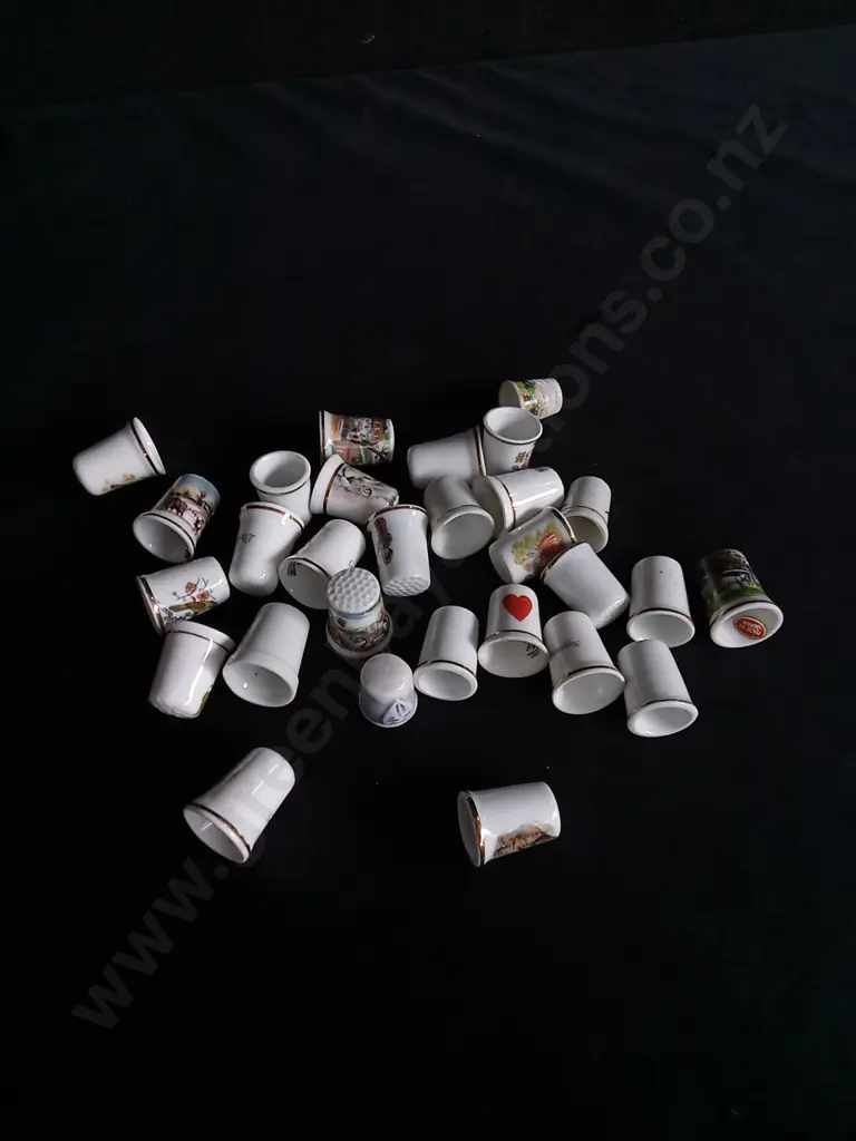COLLECTION OF VINTAGE CERAMIC THIMBLES Image 1++
