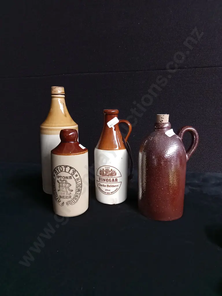 4 PIECES CERAMIC JUGS Image 1++