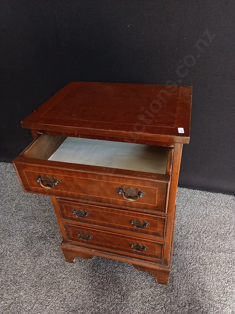 GEORGE III STYLE OAK CHEST OF DRAWERS H 65 CM X W 43CM X D 30CM Image 1++