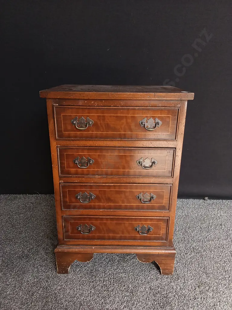 GEORGE III STYLE OAK CHEST OF DRAWERS H 65 CM X W 43CM X D 30CM Image 1++