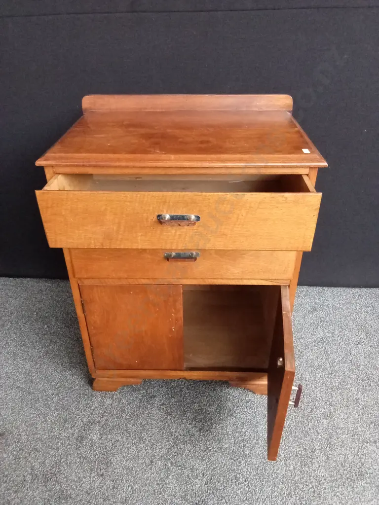 WOODEN CHEST OF DRAWERS (MISSING ONE HANDLE) H 80CM L 64CM D 43CM Image 1++