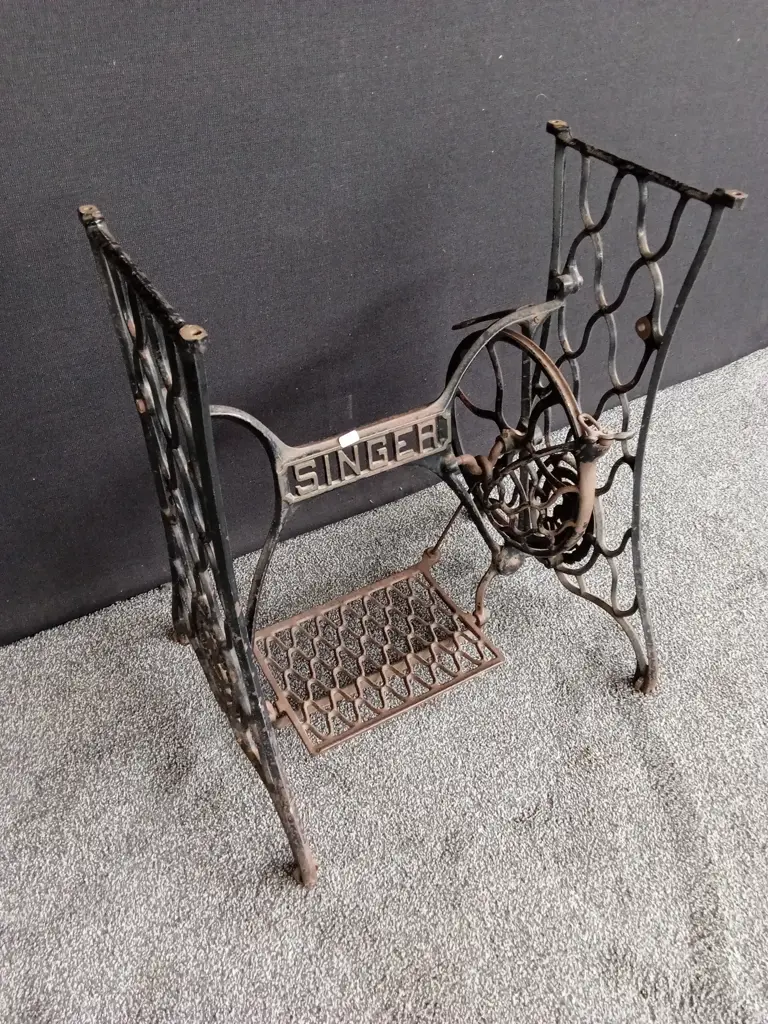 ANTIQUE SINGER SEWING MACHINE CAST IRON TREADLE BASE Image 1++