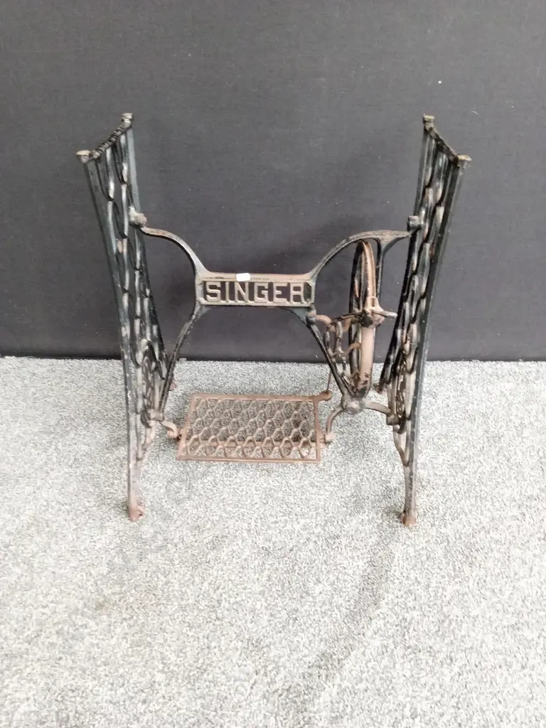 ANTIQUE SINGER SEWING MACHINE CAST IRON TREADLE BASE Image 1++