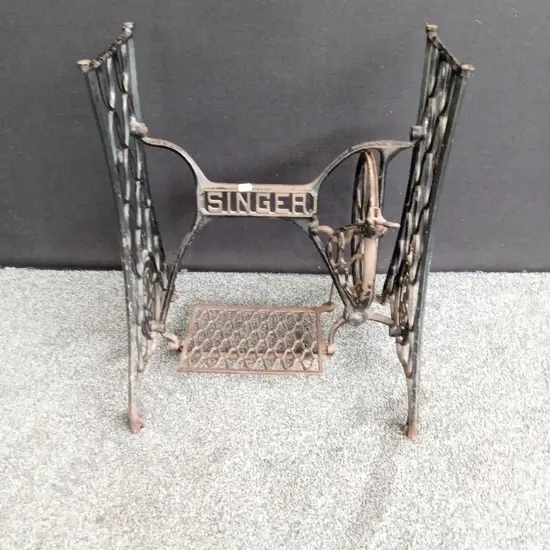 ANTIQUE SINGER SEWING MACHINE CAST IRON TREADLE BASE