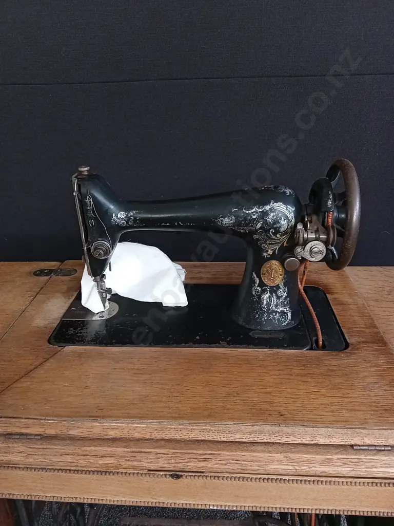 VINTAGE SINGER TREADLE SEWING MACHINE HOUSED WOODEN DESK L 193MM H 760MM D 460MM Image 1++