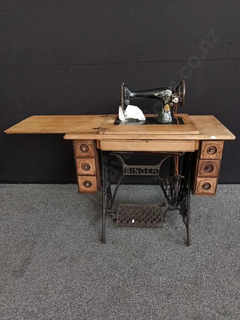 VINTAGE SINGER TREADLE SEWING MACHINE HOUSED WOODEN DESK L 193MM H 760MM D 460MM Image 1++