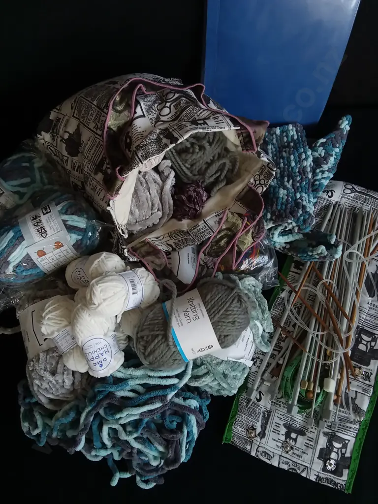 COLLECTION OF KNITTING WOOL AND NEEDLES Image 1++
