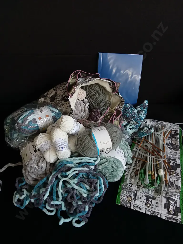 COLLECTION OF KNITTING WOOL AND NEEDLES Image 1++