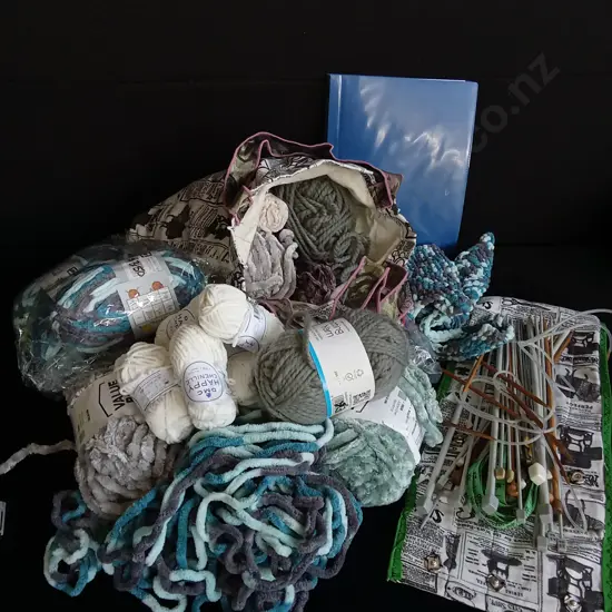 COLLECTION OF KNITTING WOOL AND NEEDLES