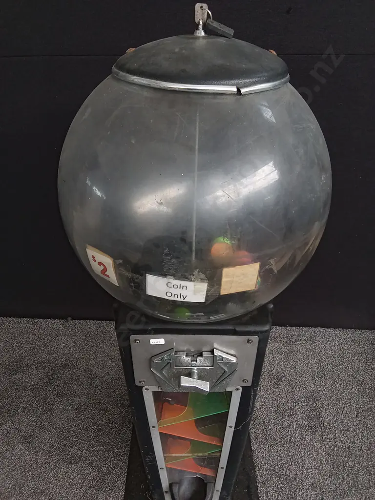 UNBRANDED SINGLE DOME TOY DISPENSER COIN MECHANISM INTACT HAS SINGLE KEY IN DOME Image 1++