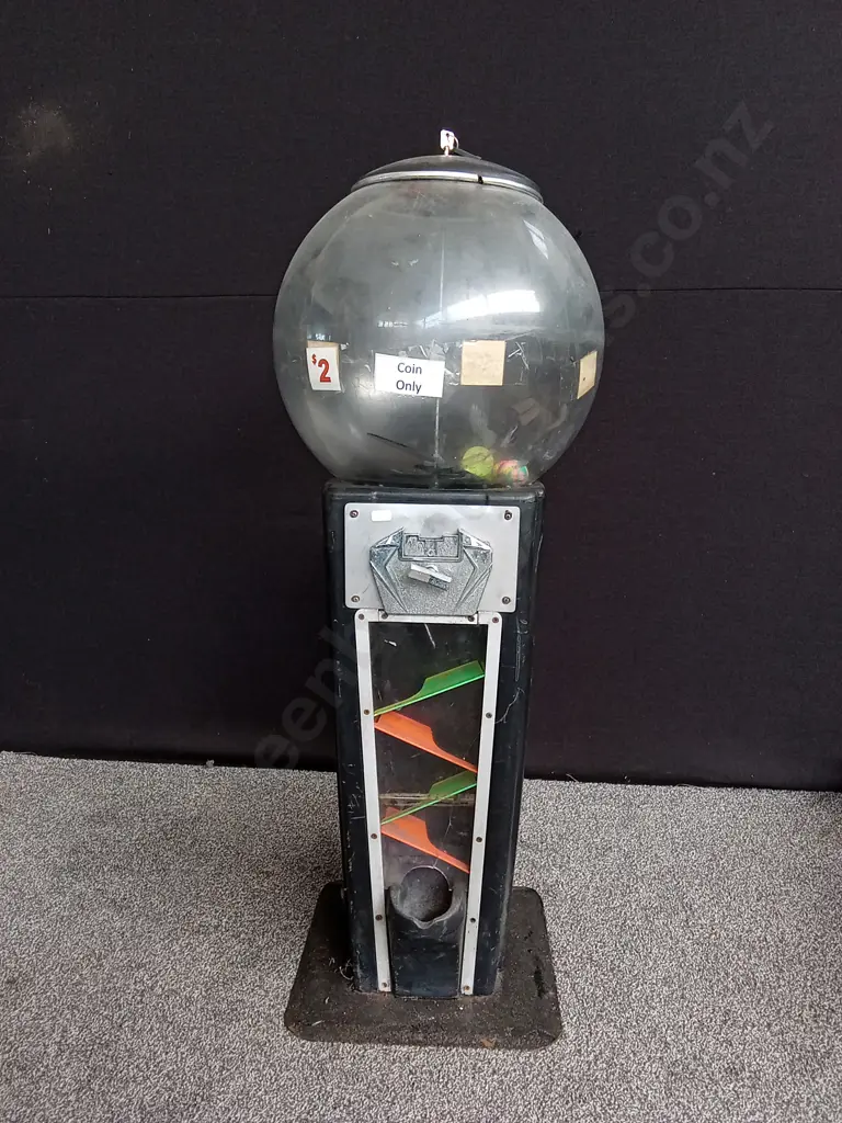 UNBRANDED SINGLE DOME TOY DISPENSER COIN MECHANISM INTACT HAS SINGLE KEY IN DOME Image 1++