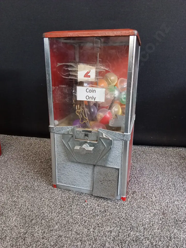 NORTHWESTERN SINGLE RED VENDING MACHINE COMPLETE WITH STOCK Image 1++