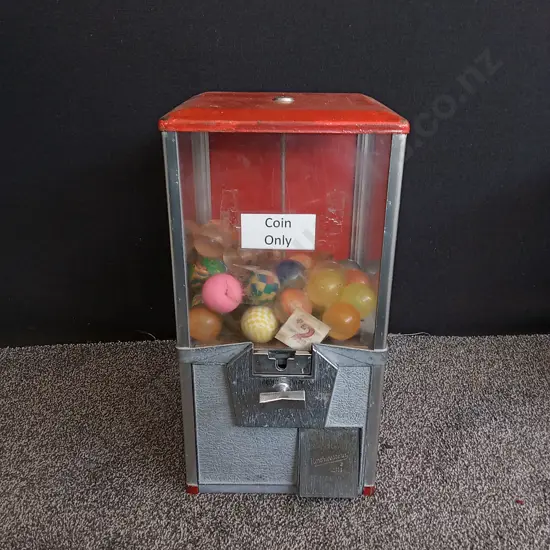 NORTHWESTERN SINGLE RED VENDING MACHINE WITH STOCK