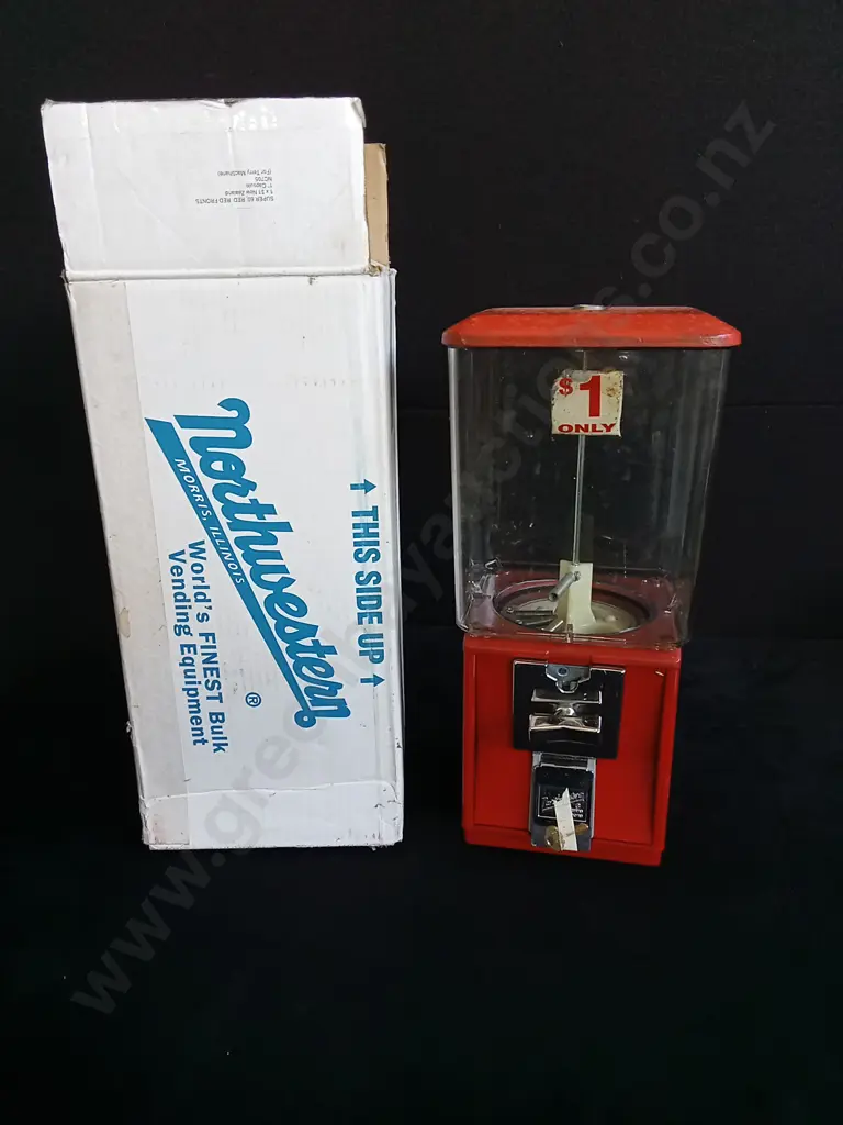 BOXED NORTHWESTERN SINGLE RED VENDING MACHINE COMPLETE WITH KEY Image 1++