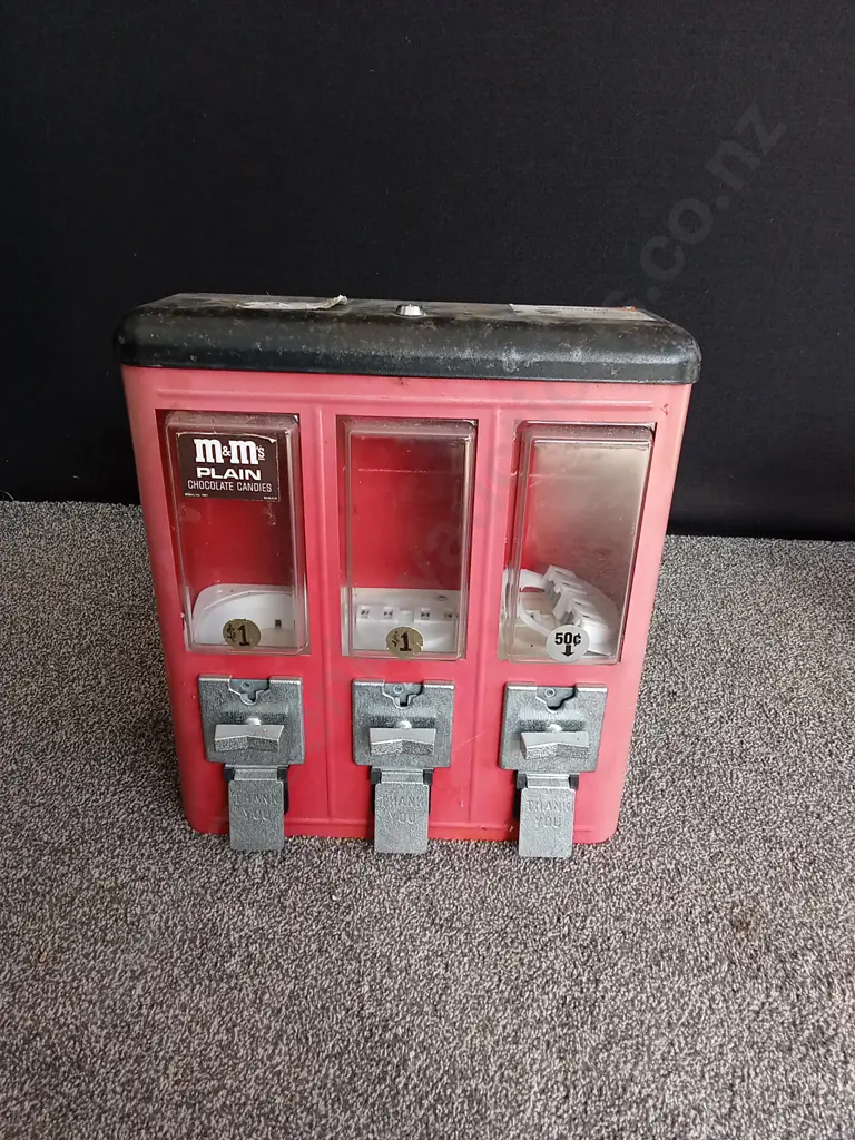 UNBRANDED 3 IN 1 TOY DISPENSER Image 1++