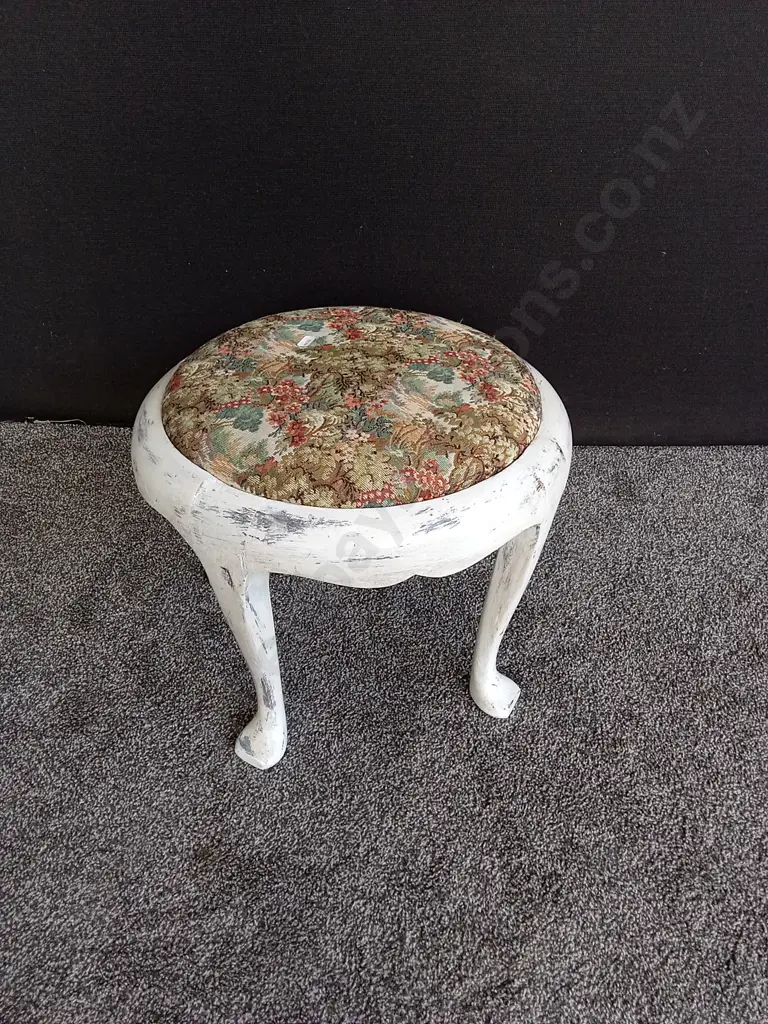 VINTAGE-STYLE ROUND FRENCH PAINTED FOOTSTOOL Image 1++