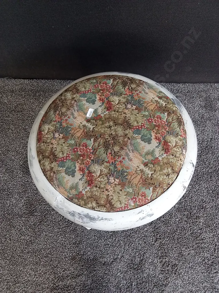 VINTAGE-STYLE ROUND FRENCH PAINTED FOOTSTOOL Image 1++