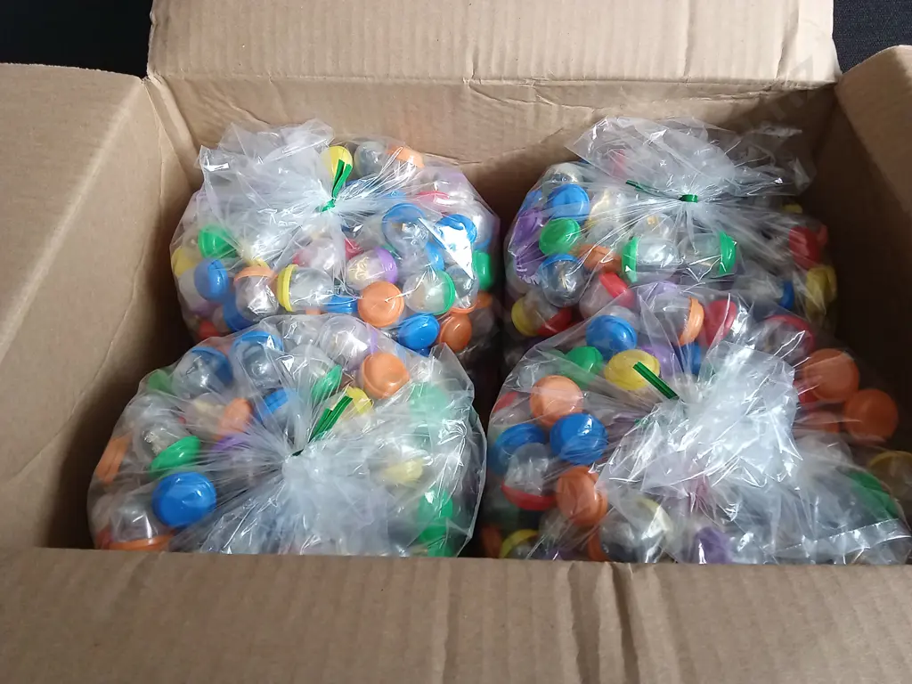 BOX OF PLASTIC CAPSULES FULL OF COSTUME JEWELLERY FOR VENDING MACHINE Image 1++