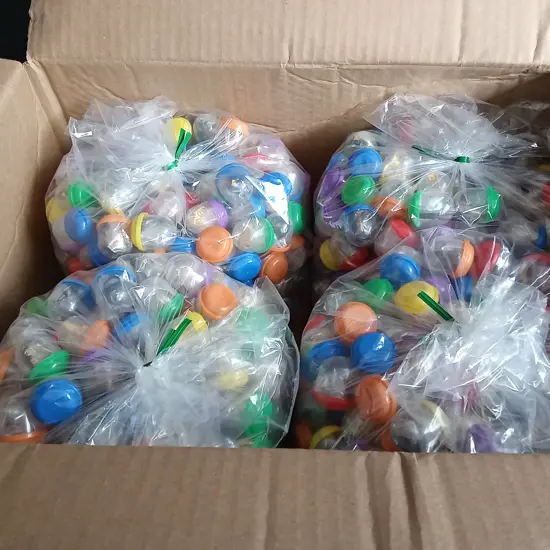 BOX OF PLASTIC CAPSULES FULL OF COSTUME JEWELLERY FOR VENDING MACHINE