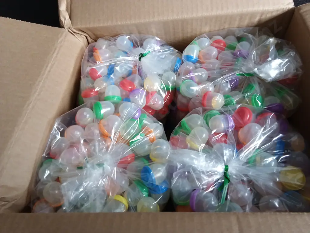BOX OF PLASTIC CAPSULES FULL OF COSTUME JEWELLERY FOR VENDING MACHINE Image 1++