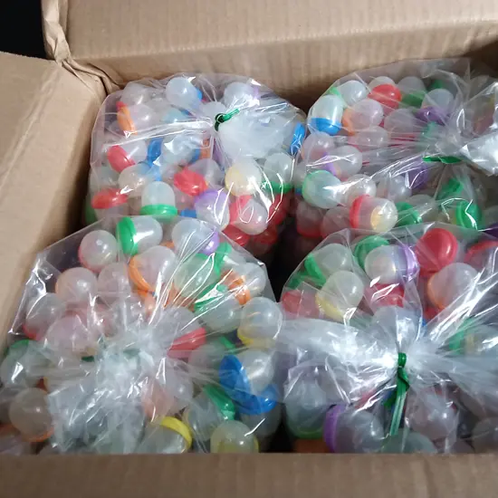 BOX OF PLASTIC CAPSULES FULL OF COSTUME JEWELLERY FOR VENDING MACHINE