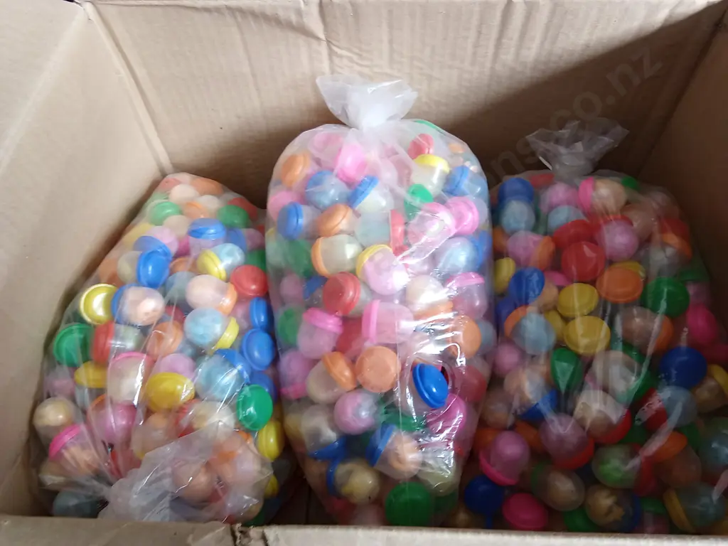 BOX OF CAPSULES OF STRETCHY TOYS FOR VENDING MACHINE Image 1++