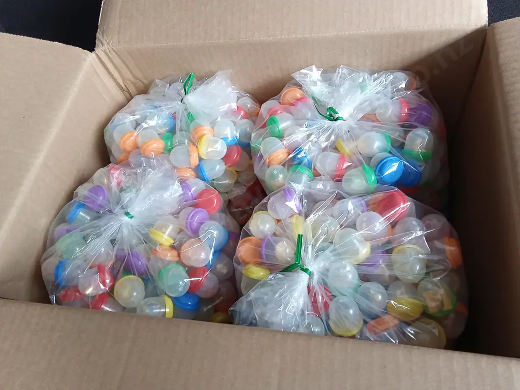BOX OF PLASTIC CAPSULES FULL OF COSTUME JEWELLERY FOR VENDING MACHINE Image 1++