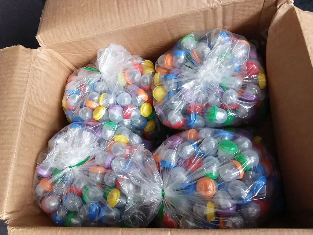 BOX OF PLASTIC CAPSULES FULL OF COSTUME JEWELLERY Image 1++