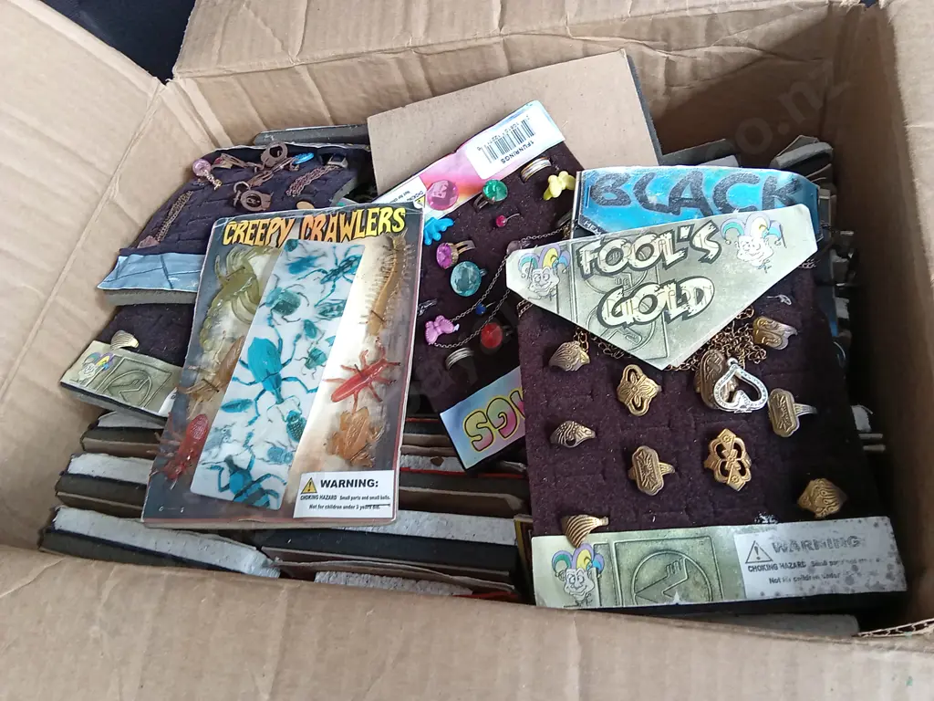BOX OF COSTUME JEWELLERY AND OTHER TOYS FOR VENDING MACHINES Image 1++