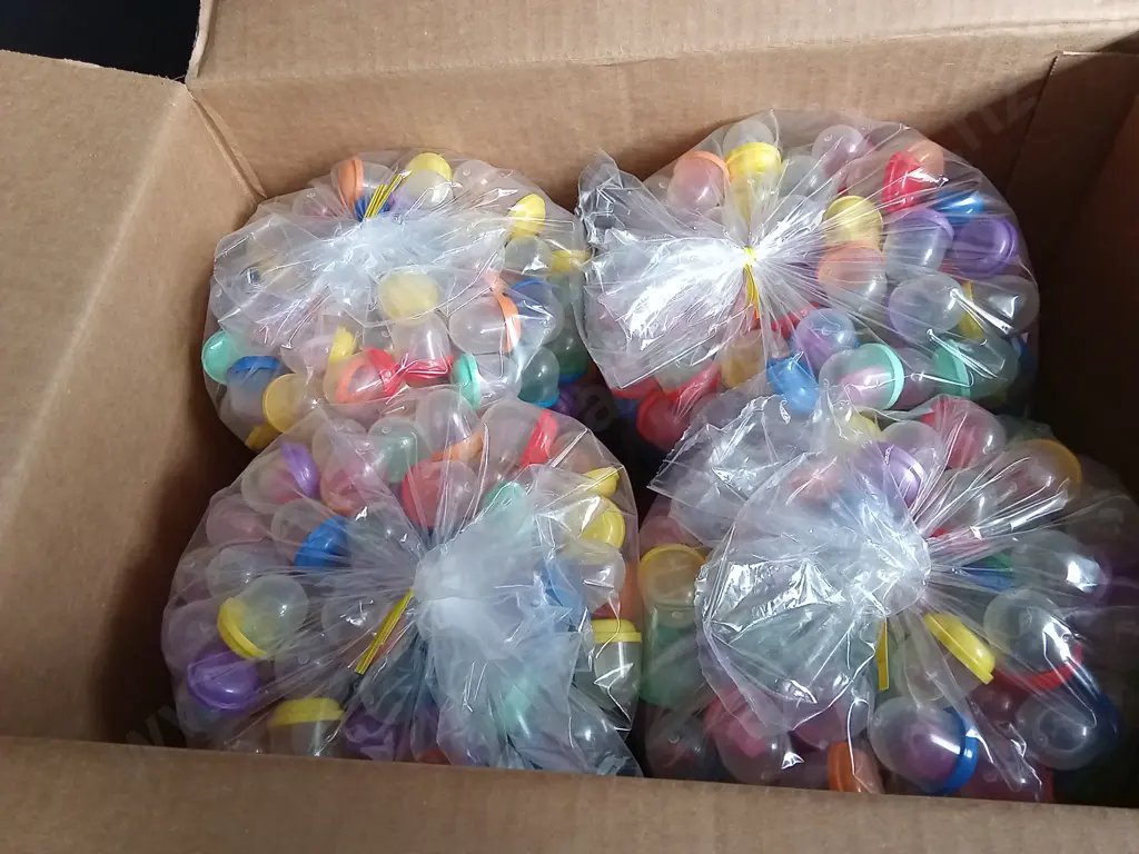 BOX OF PLASTIC CAPSULES FULL OF COSTUME JEWELLERY Image 1++
