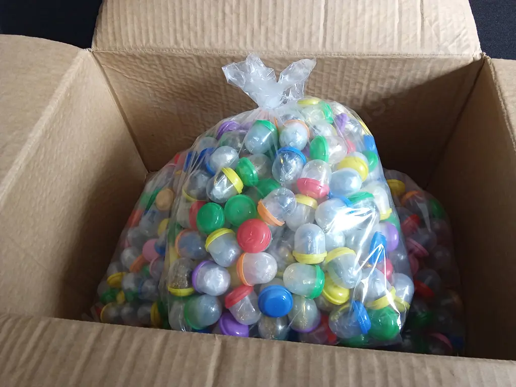 BOX OF PLASTIC CAPSULES FULL OF COSTUME JEWELLERY FOR VENDING MACHINE Image 1++