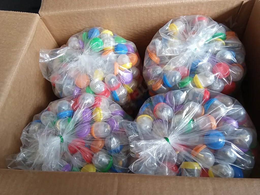 BOX OF PLASTIC CAPSULES FULL OF COSTUME JEWELLERY Image 1++