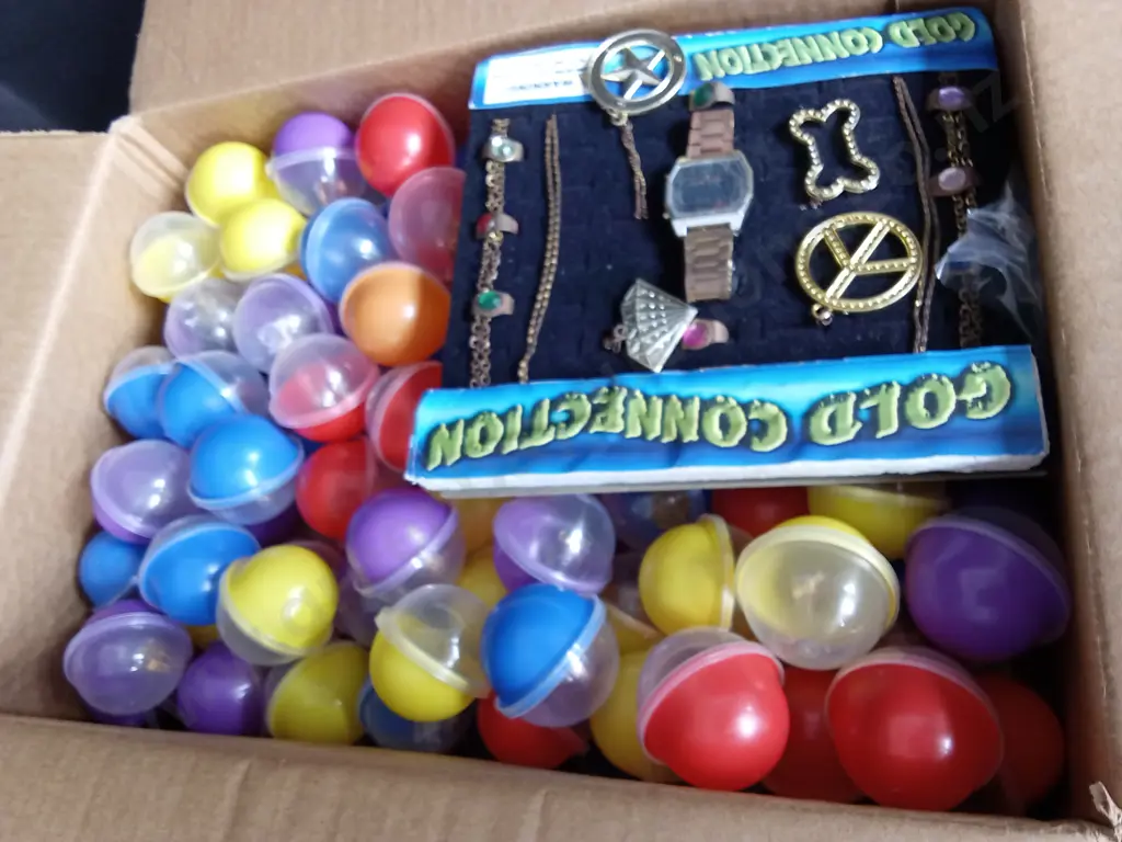 BOX OF PLASTIC CAPSULES FULL OF COSTUME JEWELLERY FOR VENDING MACHINE Image 1++