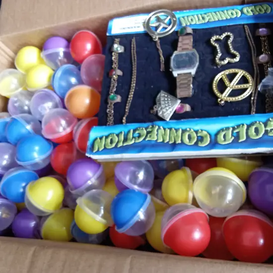 BOX OF PLASTIC CAPSULES FULL OF COSTUME JEWELLERY FOR VENDING MACHINE