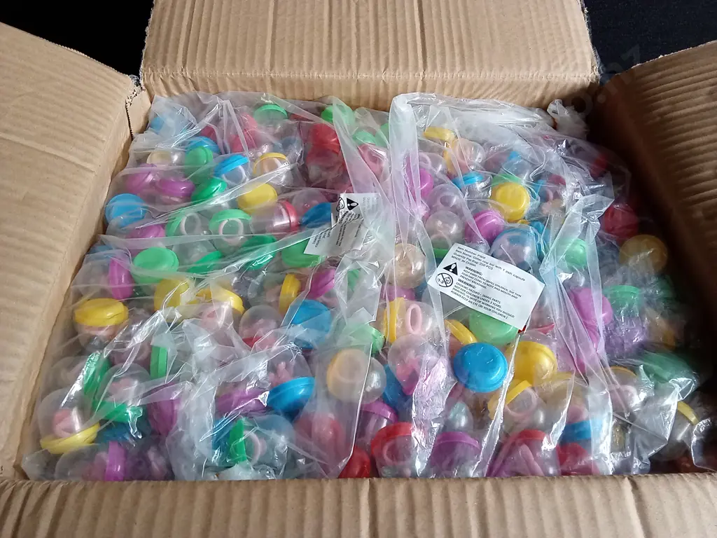 BOX OF PLASTIC CAPSULES FULL OF COSTUME JEWELLERY FOR VENDING MACHINE Image 1++