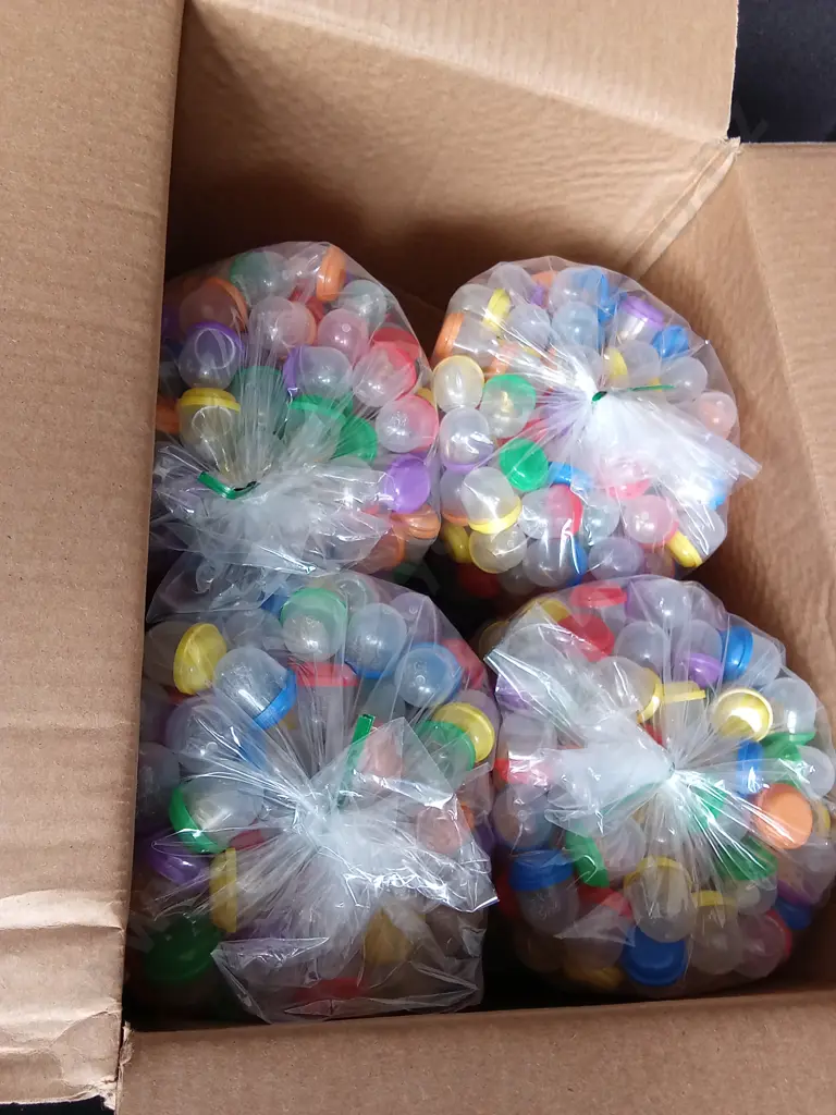 BOX OF PLASTIC CAPSULES FULL OF COSTUME JEWELLERY FOR VENDING MACHINE Image 1++