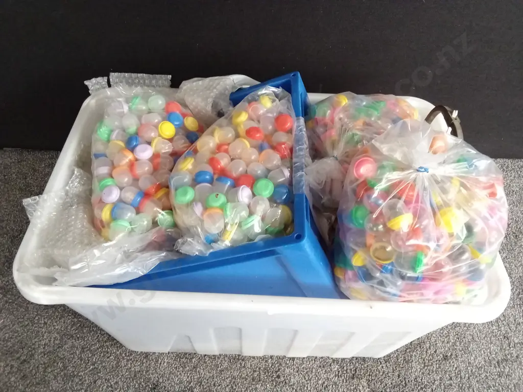 BOX OF PLASTIC CAPSULES FILLED WITH COSTUME JEWELLERY AND OTHER ITEMS Image 1++