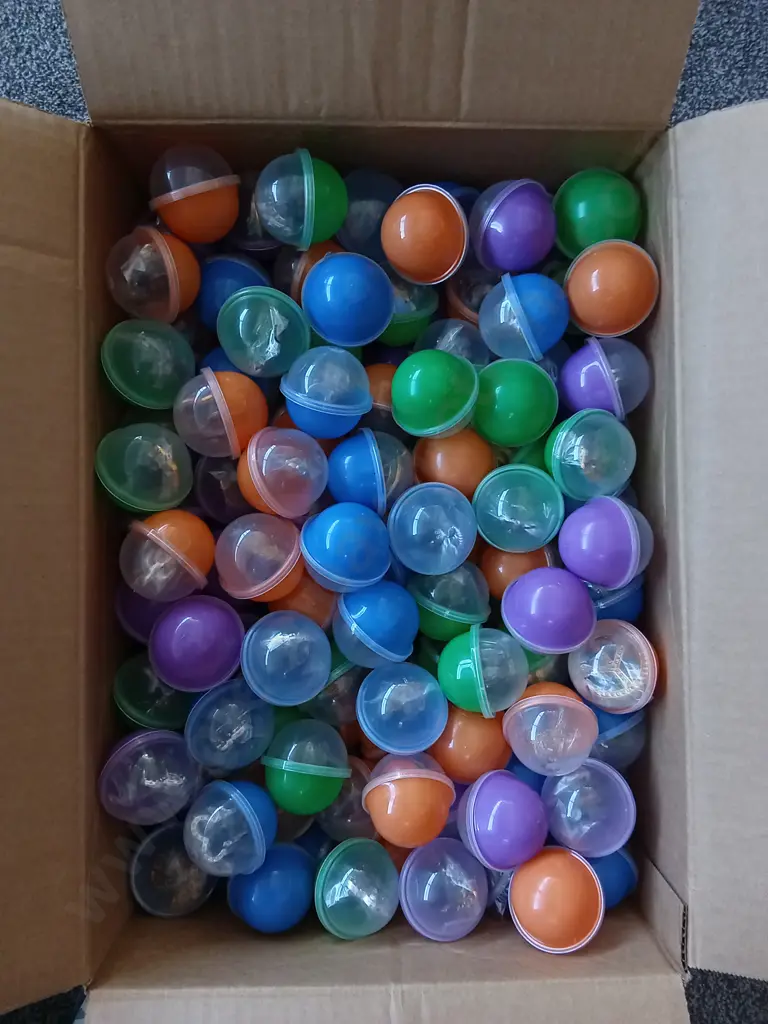BOX OF PLASTIC CAPSULES FILLED WITH COSTUME JEWELLERY FOR VENDING MACHINE Image 1++