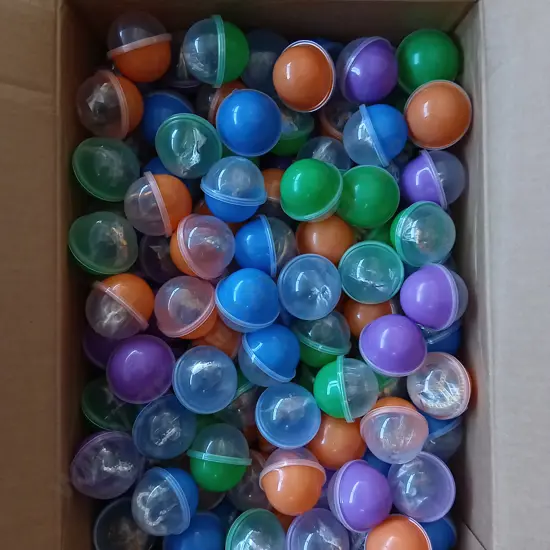 BOX OF PLASTIC CAPSULES FILLED WITH COSTUME JEWELLERY FOR VENDING MACHINE