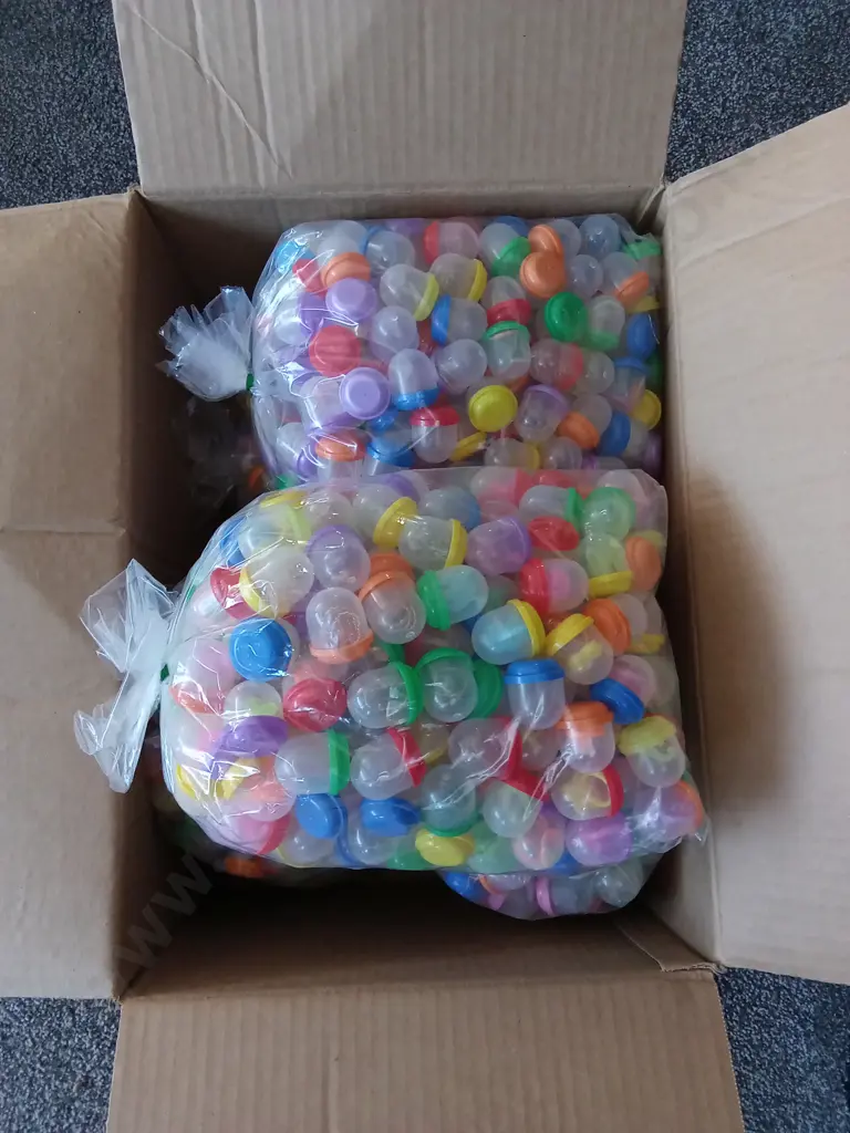 BOX OF PLASTIC CAPSULES FULL OF COSTUME JEWELLERY FOR VENDING MACHINE Image 1++