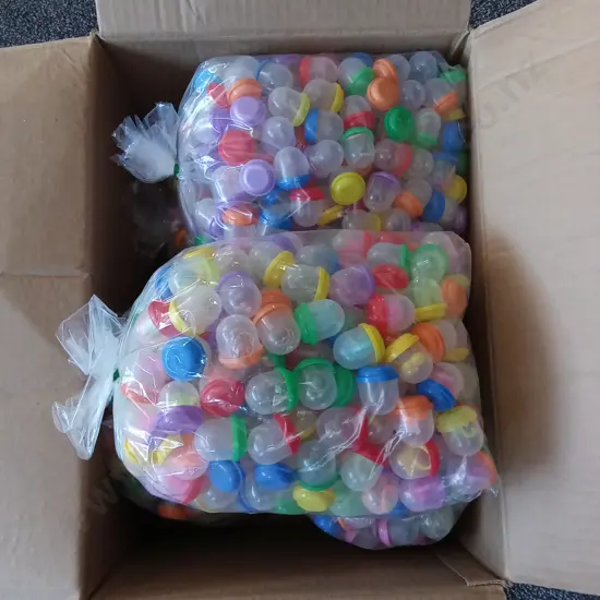 BOX OF PLASTIC CAPSULES FULL OF COSTUME JEWELLERY FOR VENDING MACHINE