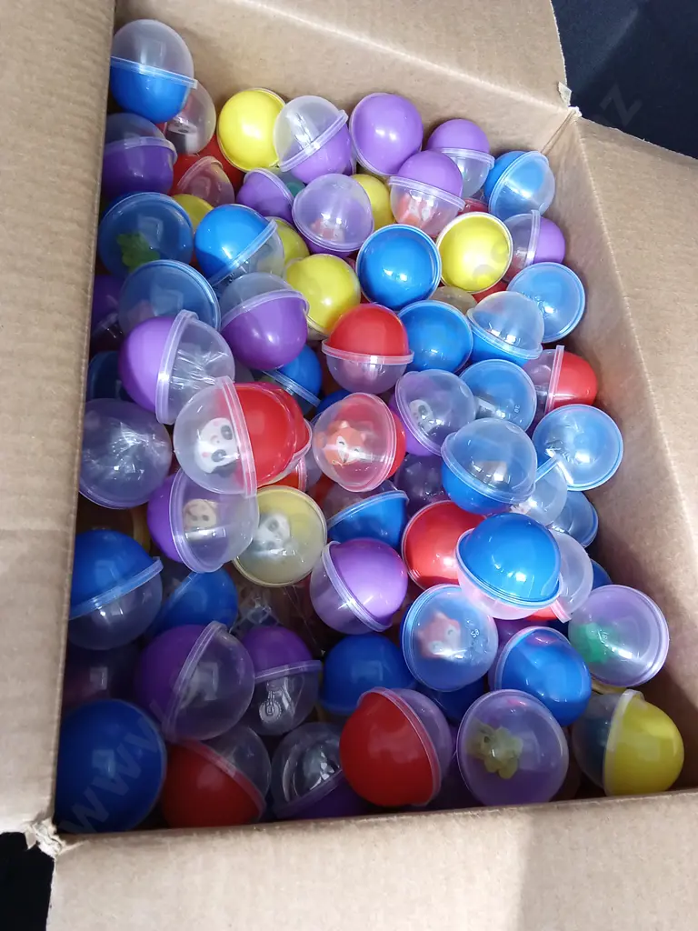 BOX OF PLASTIC CAPSULES FULL OF ASSORTED TOYS FOR VENDING MACHINE Image 1++