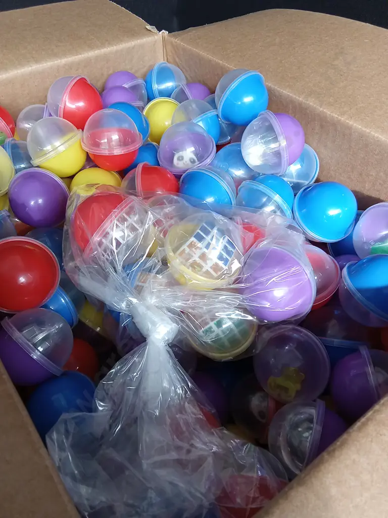 BOX OF PLASTIC CAPSULES FULL OF ASSORTED TOYS FOR VENDING MACHINE Image 1++