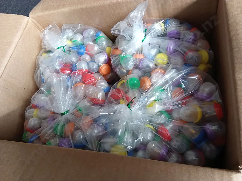 BOX OF PLASTIC CAPSULES FULL OF COSTUME JEWELLERY FOR VENDING MACHINE Image 1++