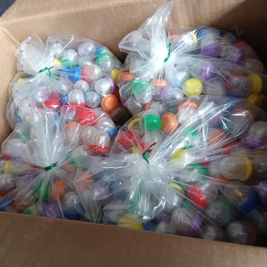 BOX OF PLASTIC CAPSULES FULL OF COSTUME JEWELLERY FOR VENDING MACHINE
