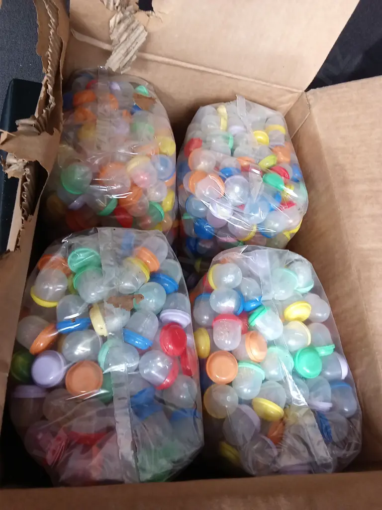 BOX OF PLASTIC CAPSULES FULL OF COSTUME JEWELLERY FOR VENDING MACHINE Image 1++