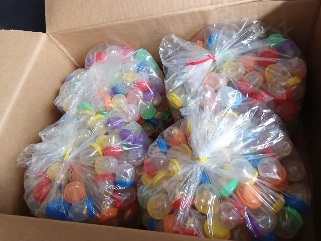 BOX OF PLASTIC CAPSULES FULL OF COSTUME JEWELLERY FOR VENDING MACHINE Image 1++